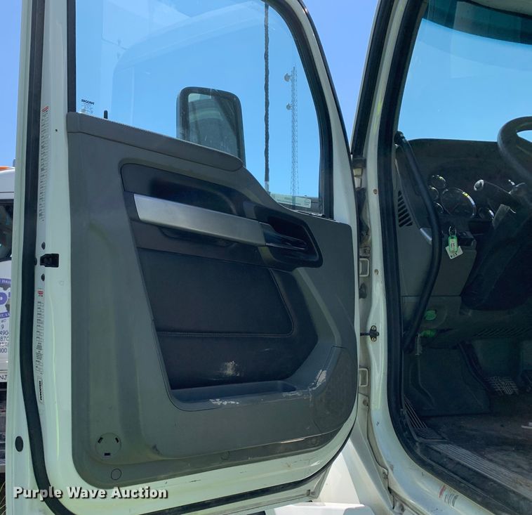 image for item EJ2886 2020 Kenworth  T880 semi truck