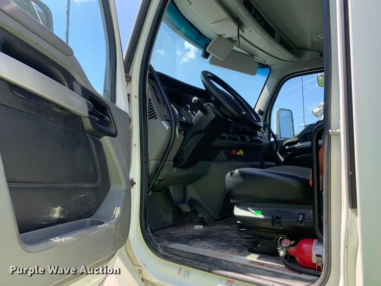 image for item EJ2886 2020 Kenworth  T880 semi truck