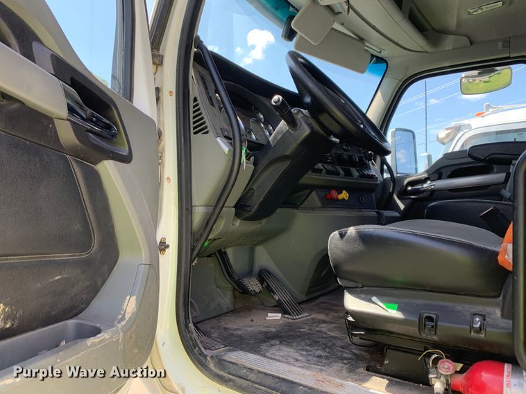 image for item EJ2886 2020 Kenworth  T880 semi truck