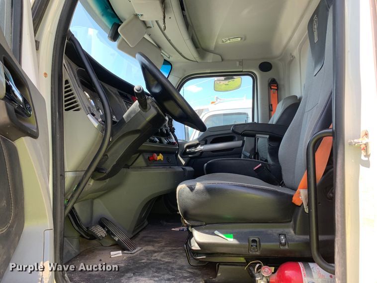 image for item EJ2886 2020 Kenworth  T880 semi truck