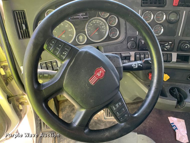 image for item EJ2886 2020 Kenworth  T880 semi truck