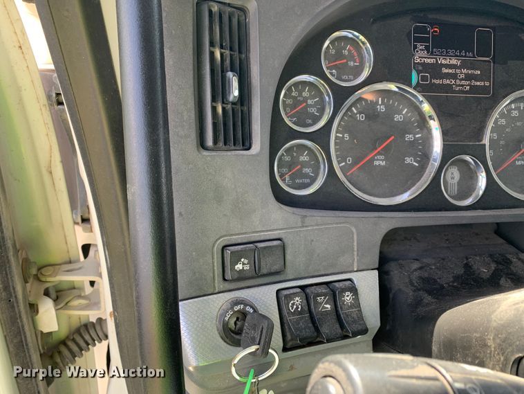 image for item EJ2886 2020 Kenworth  T880 semi truck