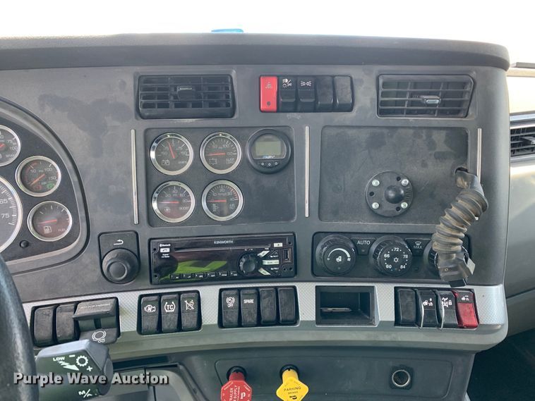 image for item EJ2886 2020 Kenworth  T880 semi truck
