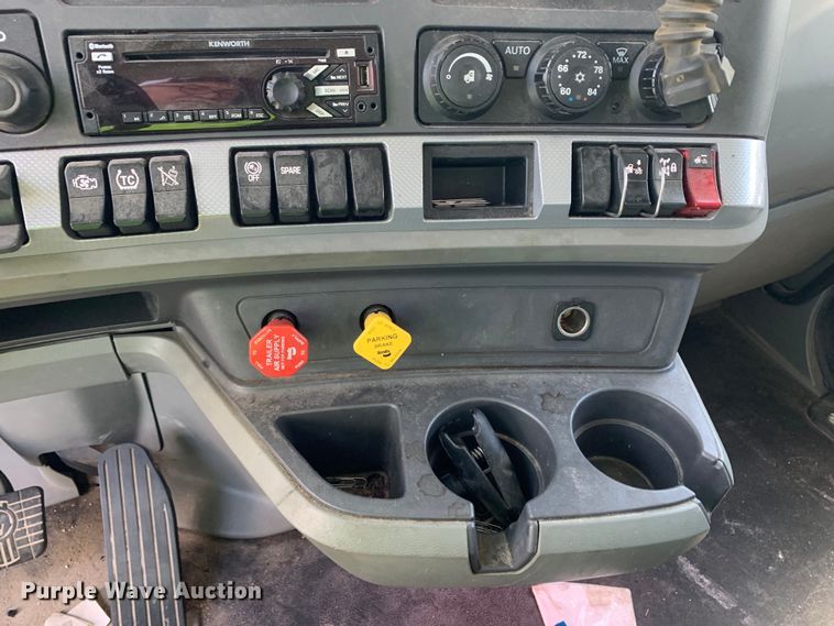 image for item EJ2886 2020 Kenworth  T880 semi truck