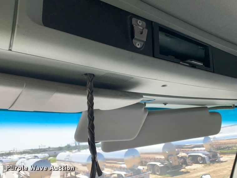 image for item EJ2886 2020 Kenworth  T880 semi truck