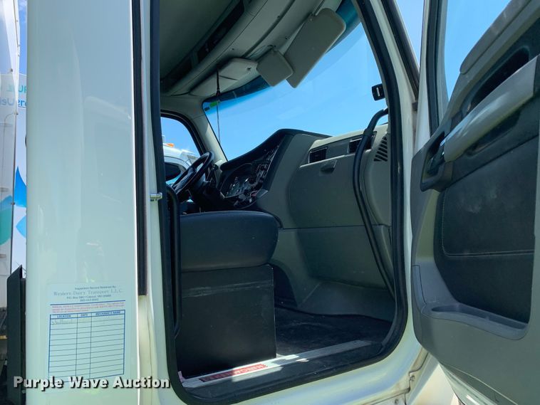 image for item EJ2886 2020 Kenworth  T880 semi truck