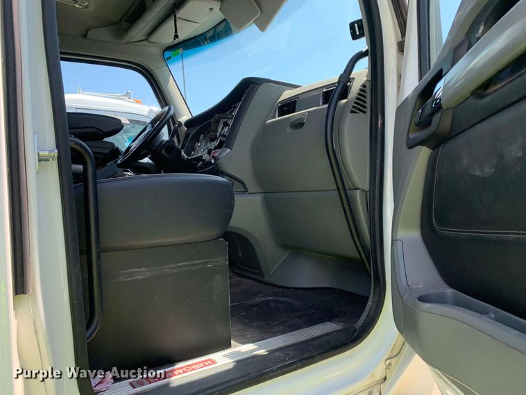image for item EJ2886 2020 Kenworth  T880 semi truck