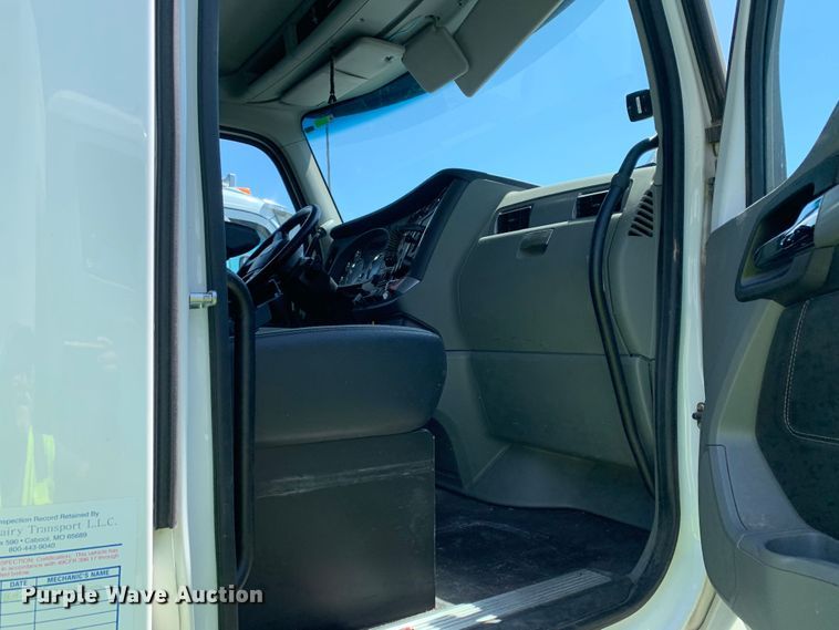 image for item EJ2886 2020 Kenworth  T880 semi truck