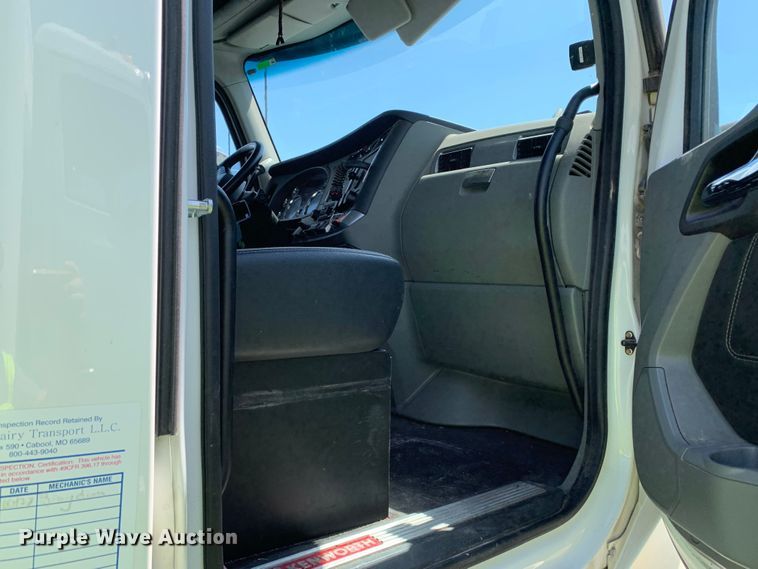 image for item EJ2886 2020 Kenworth  T880 semi truck