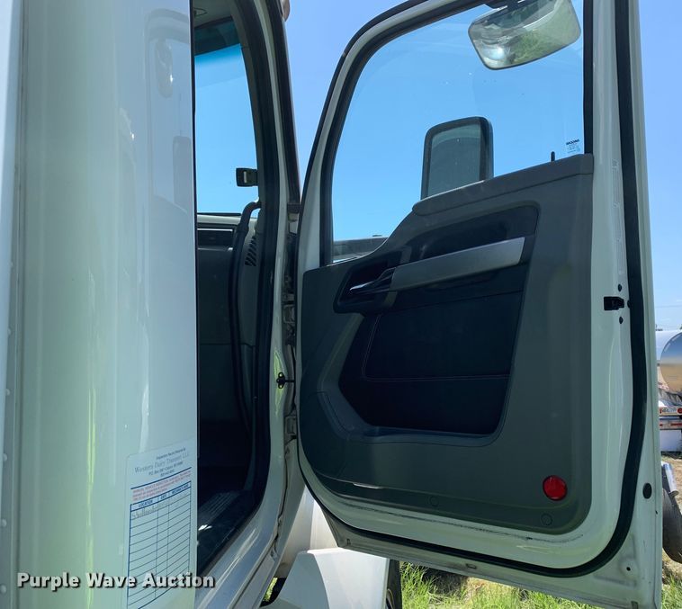 image for item EJ2886 2020 Kenworth  T880 semi truck