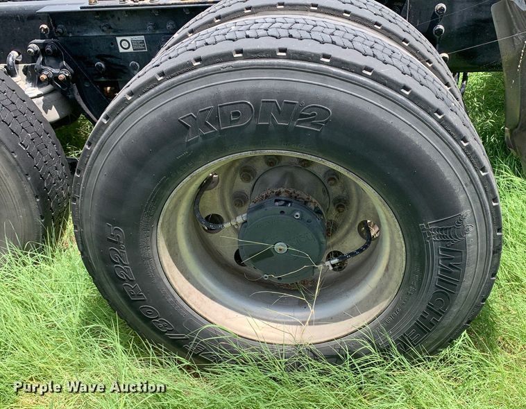 image for item EJ2886 2020 Kenworth  T880 semi truck