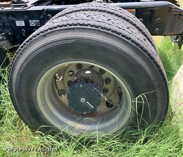 image for item EJ2886 2020 Kenworth  T880 semi truck