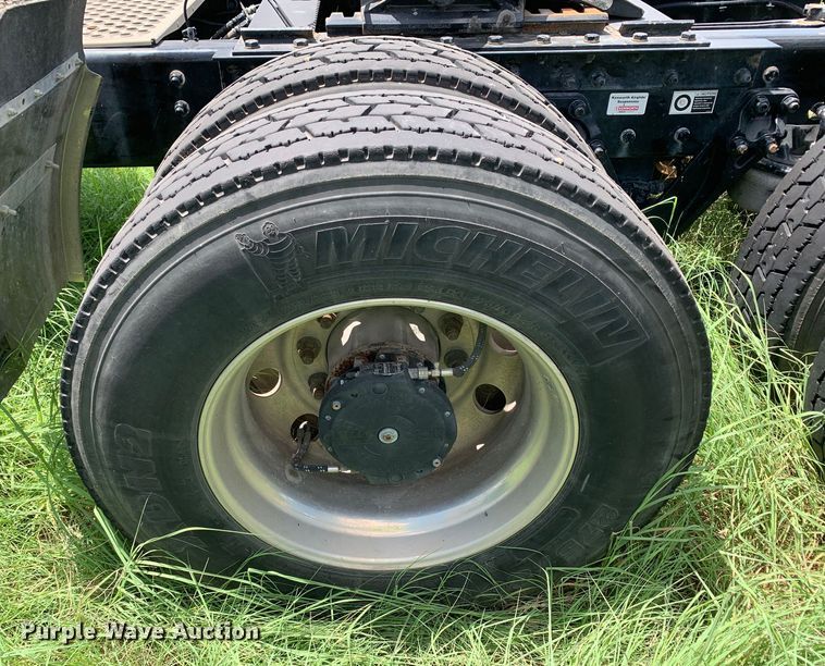 image for item EJ2886 2020 Kenworth  T880 semi truck