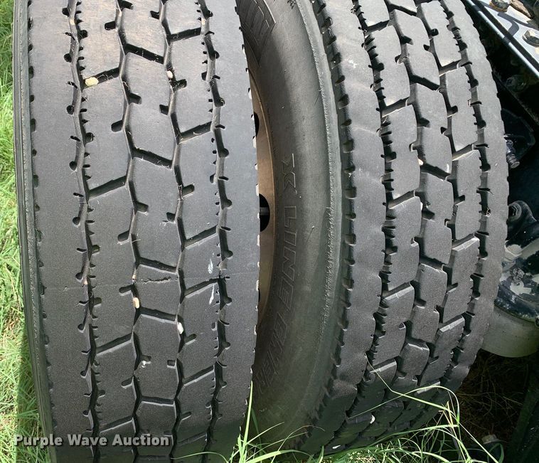 image for item EJ2886 2020 Kenworth  T880 semi truck