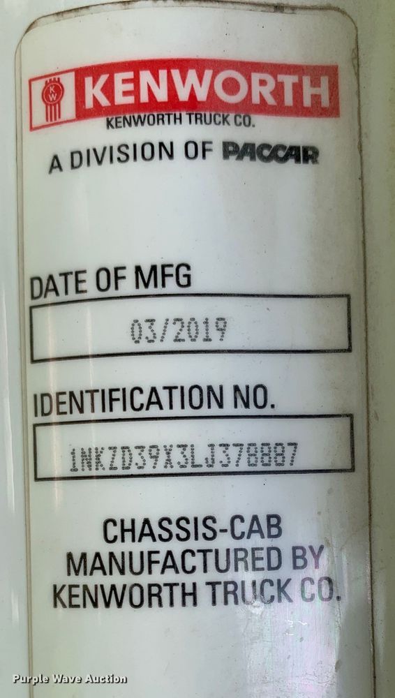 image for item EJ2886 2020 Kenworth  T880 semi truck