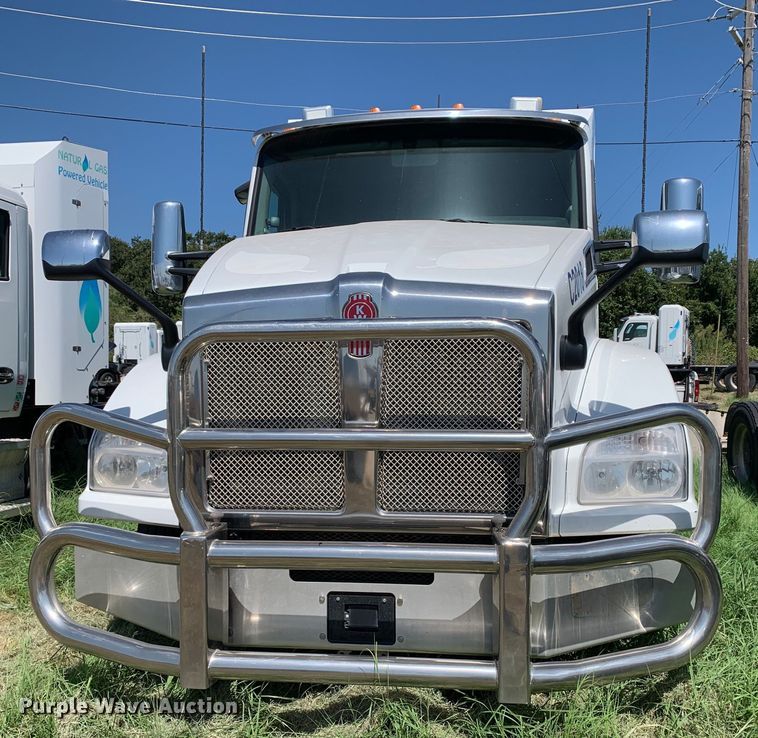 image for item EJ2887 2020 Kenworth  T880 semi truck