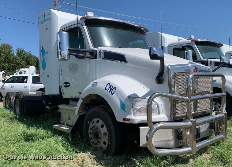 image for item EJ2887 2020 Kenworth  T880 semi truck