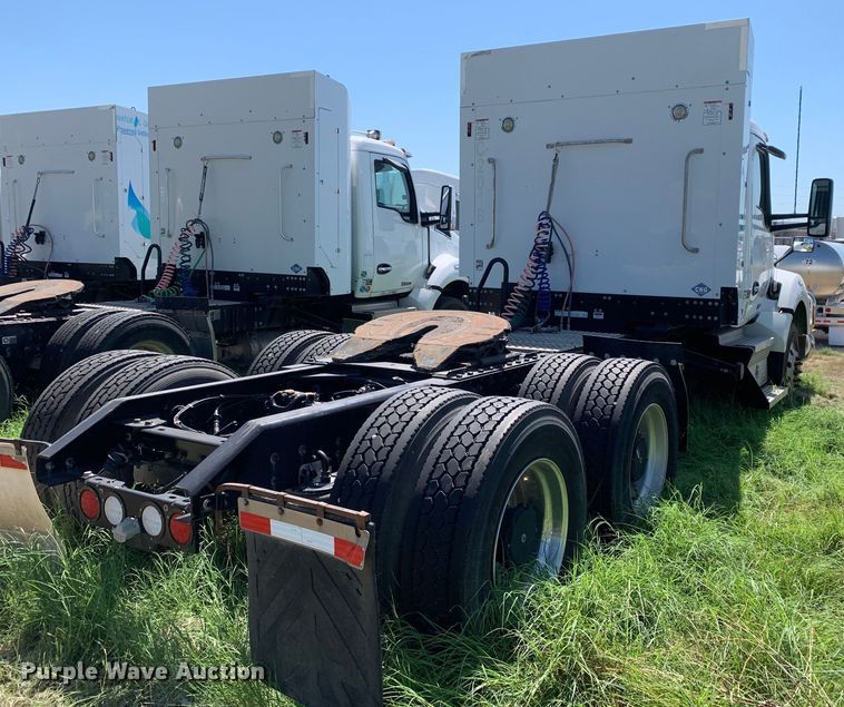 image for item EJ2887 2020 Kenworth  T880 semi truck