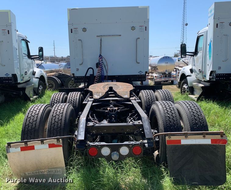 image for item EJ2887 2020 Kenworth  T880 semi truck