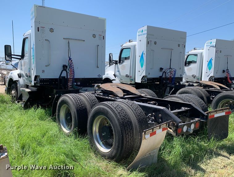 image for item EJ2887 2020 Kenworth  T880 semi truck