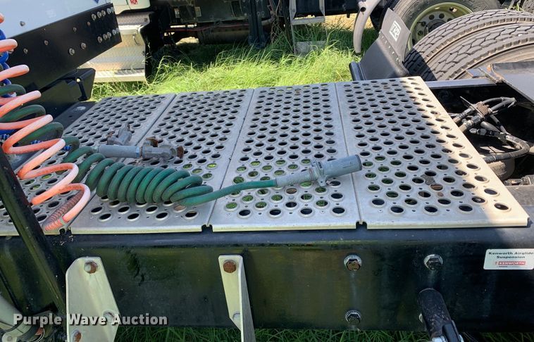 image for item EJ2887 2020 Kenworth  T880 semi truck