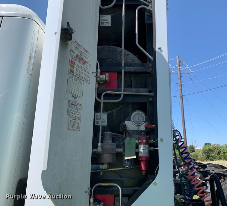 image for item EJ2887 2020 Kenworth  T880 semi truck