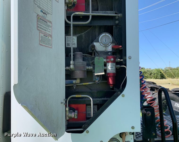 image for item EJ2887 2020 Kenworth  T880 semi truck