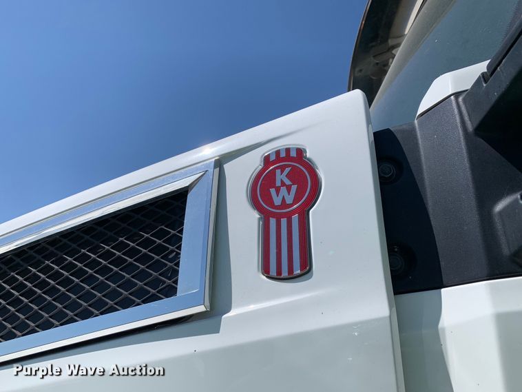 image for item EJ2887 2020 Kenworth  T880 semi truck