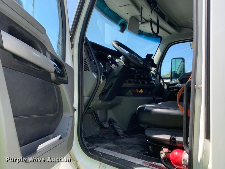 image for item EJ2887 2020 Kenworth  T880 semi truck