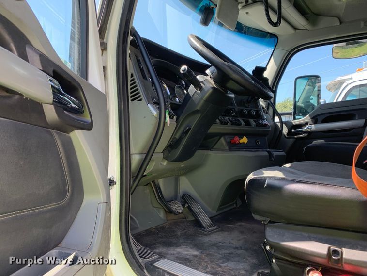 image for item EJ2887 2020 Kenworth  T880 semi truck