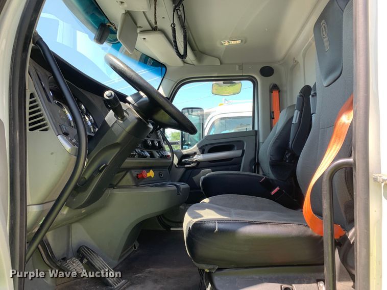 image for item EJ2887 2020 Kenworth  T880 semi truck