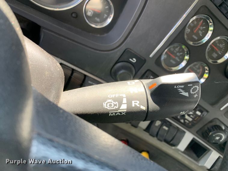 image for item EJ2887 2020 Kenworth  T880 semi truck