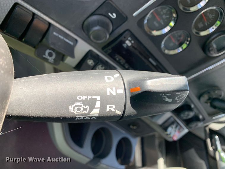 image for item EJ2887 2020 Kenworth  T880 semi truck