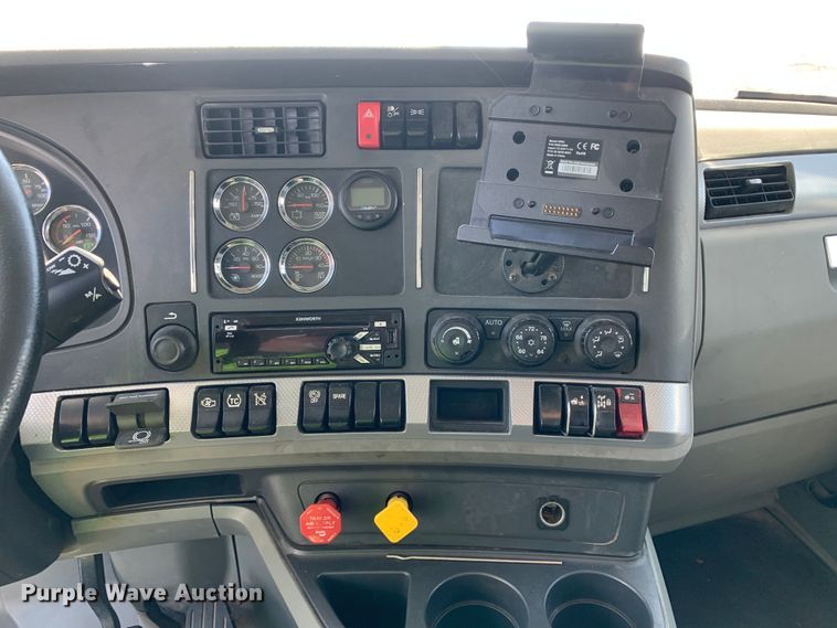 image for item EJ2887 2020 Kenworth  T880 semi truck
