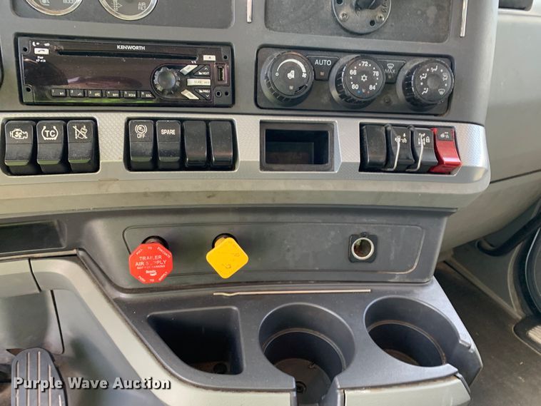 image for item EJ2887 2020 Kenworth  T880 semi truck