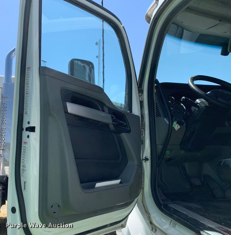 image for item EJ2887 2020 Kenworth  T880 semi truck