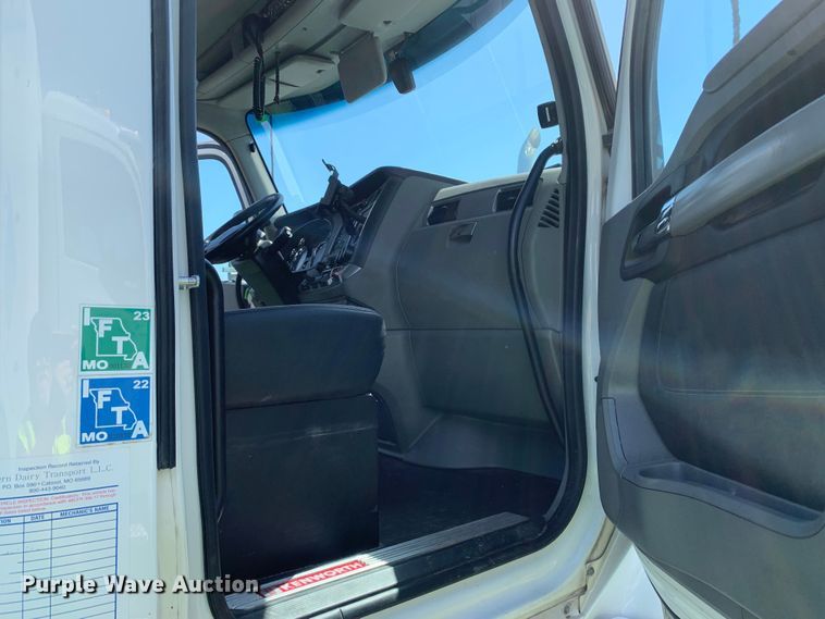 image for item EJ2887 2020 Kenworth  T880 semi truck