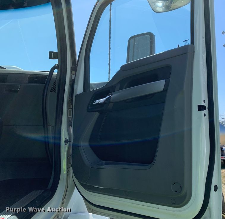 image for item EJ2887 2020 Kenworth  T880 semi truck