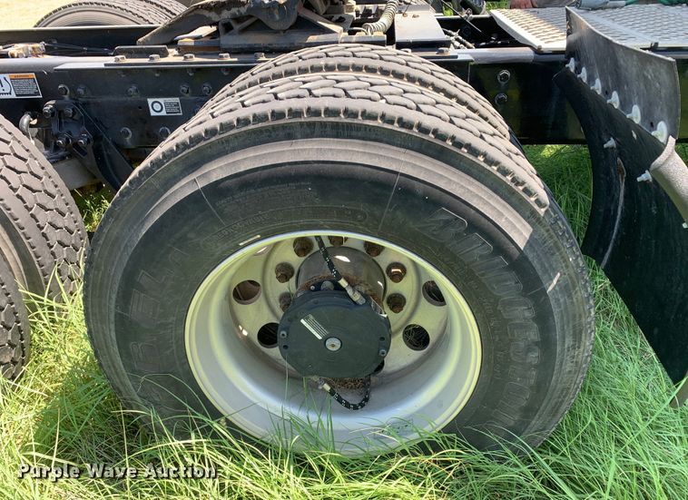 image for item EJ2887 2020 Kenworth  T880 semi truck