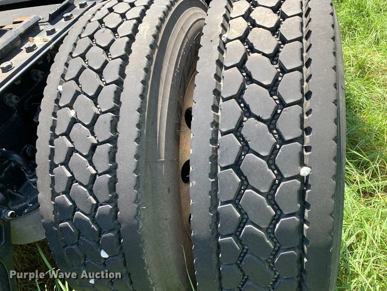 image for item EJ2887 2020 Kenworth  T880 semi truck