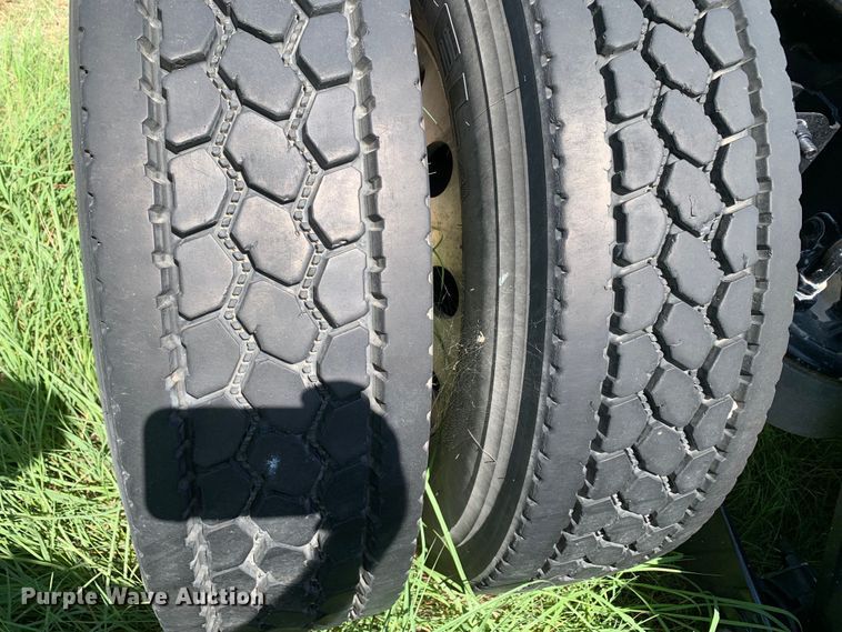 image for item EJ2887 2020 Kenworth  T880 semi truck