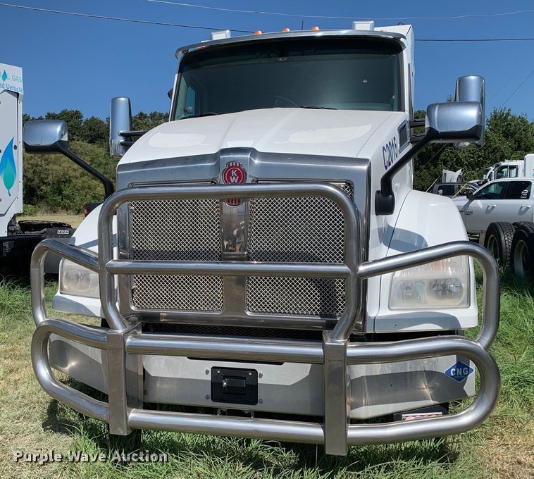 image for item EJ2888 2020 Kenworth  T880 semi truck