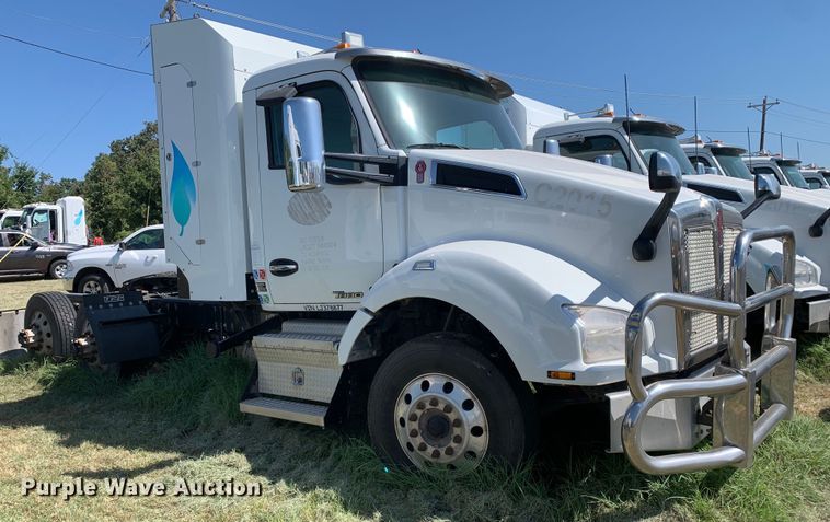 image for item EJ2888 2020 Kenworth  T880 semi truck