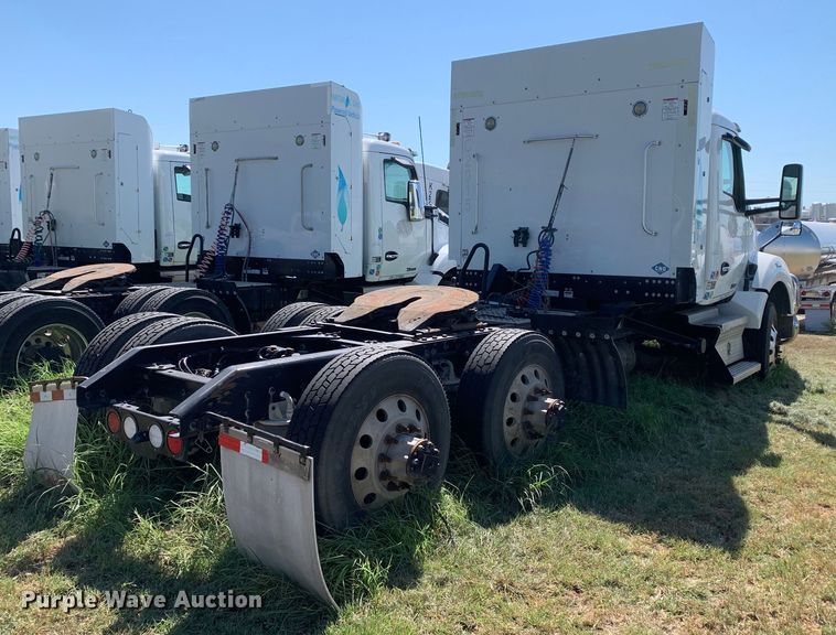 image for item EJ2888 2020 Kenworth  T880 semi truck