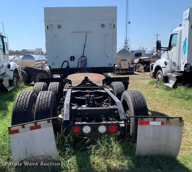 image for item EJ2888 2020 Kenworth  T880 semi truck