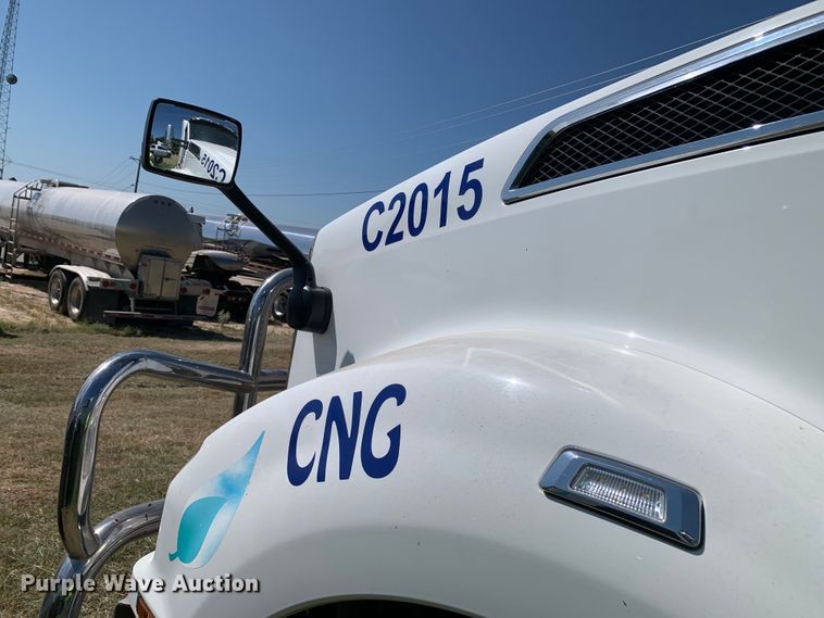 image for item EJ2888 2020 Kenworth  T880 semi truck