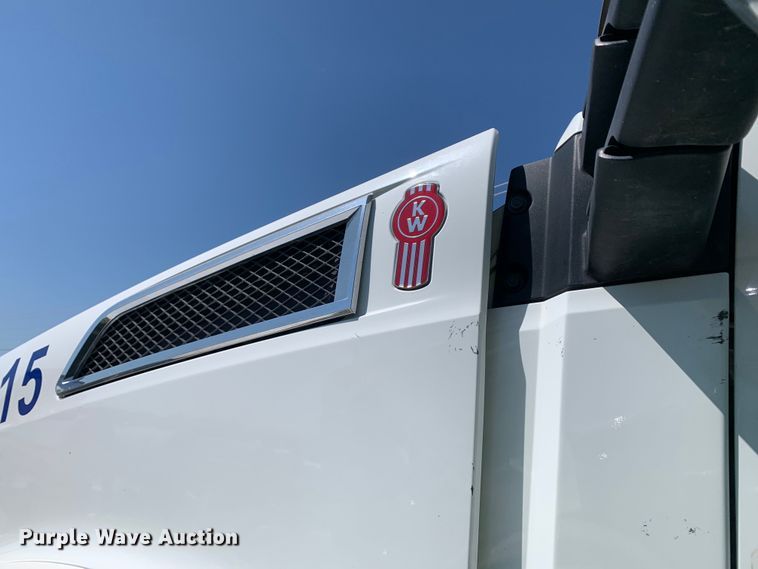 image for item EJ2888 2020 Kenworth  T880 semi truck