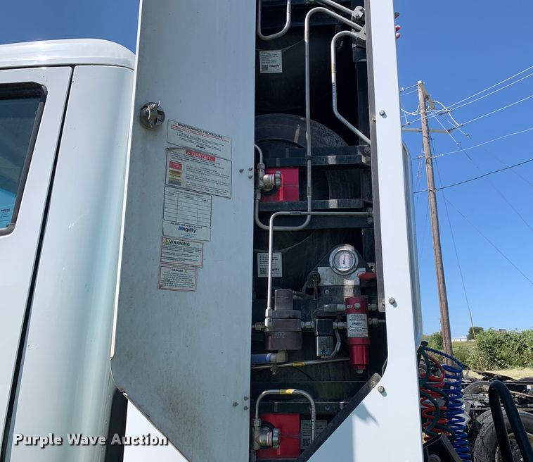 image for item EJ2888 2020 Kenworth  T880 semi truck