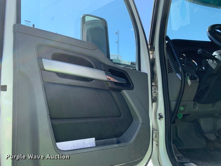 image for item EJ2888 2020 Kenworth  T880 semi truck