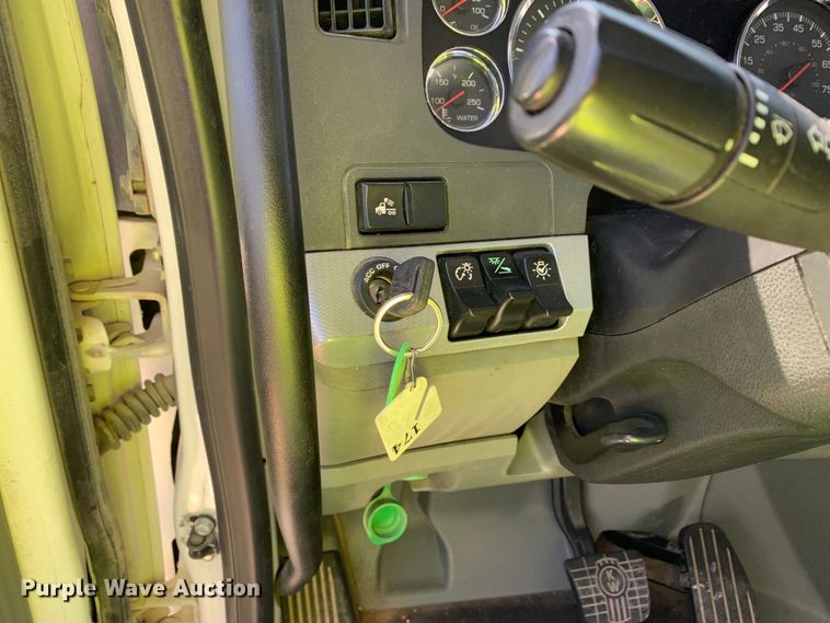 image for item EJ2888 2020 Kenworth  T880 semi truck